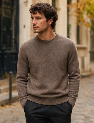 Maglione uomo cammello scuro a girocollo con maniche lunghe e collo a coste