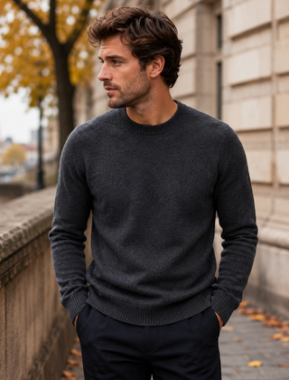 Maglione uomo grigio scuro a girocollo, fondo a coste e linea essenziale