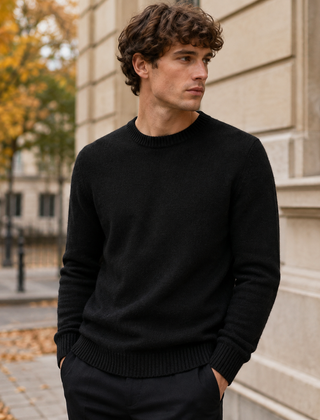 Maglione uomo nero a girocollo in maglia tinta unita con fondo a coste