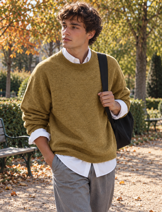 Maglione uomo giallo senape a girocollo con bordi a coste e maniche lunghe