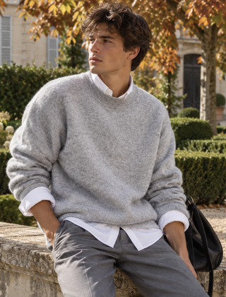 Maglione uomo grigio a girocollo dall'aspetto spazzolato con camicia bianca