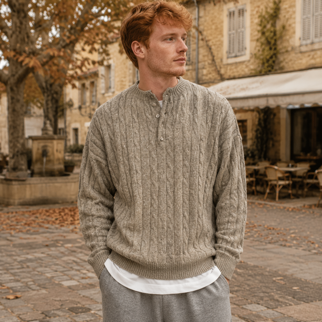 Maglione uomo beige in maglia a trecce con bottoniera sul collo serafino