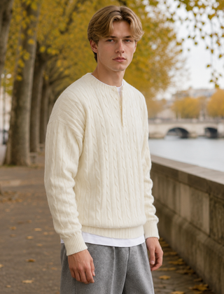 Maglione uomo bianco in maglia intrecciata con collo serafino e bottoni a vista