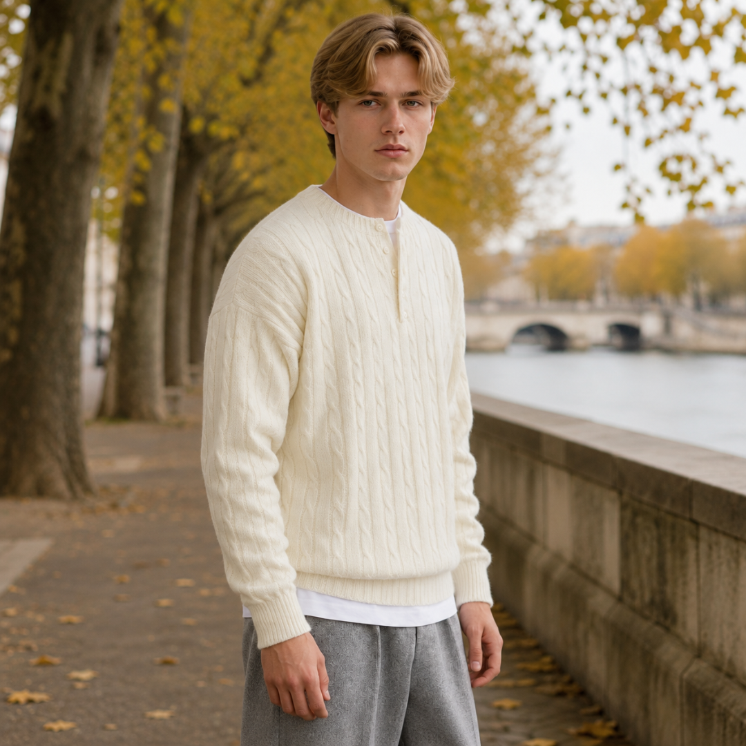 Maglione uomo bianco in maglia intrecciata con collo serafino e bottoni a vista