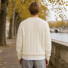 Retro del maglione uomo bianco con trecce verticali e bordo inferiore a coste