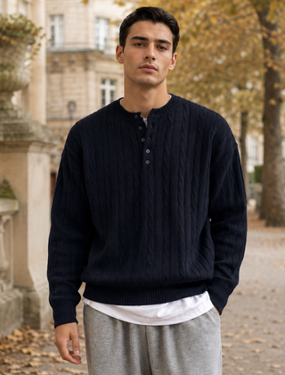 Maglione uomo blu navy intrecciato con bottoni sul davanti e fondo a coste