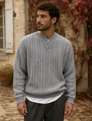 Maglione uomo grigio chiaro a trecce con collo serafino abbottonato e polsini a coste