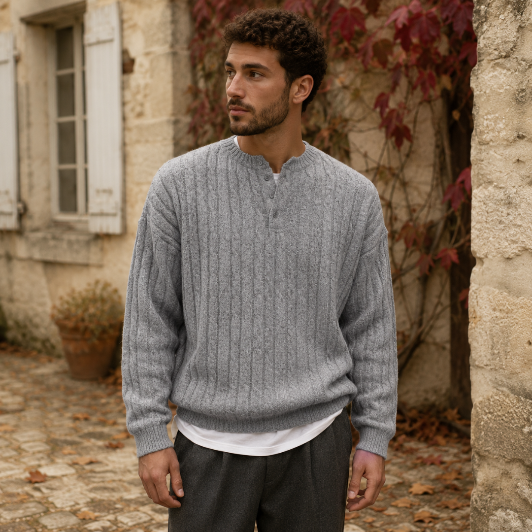Maglione uomo grigio chiaro a trecce con collo serafino abbottonato e polsini a coste