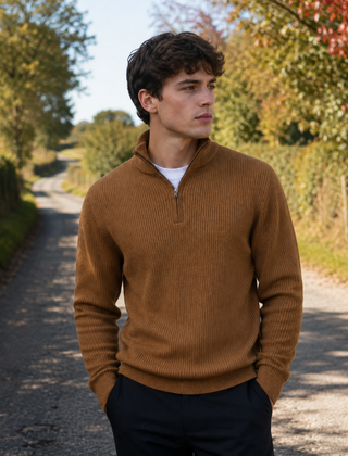 Maglione uomo cammello in maglia a coste con mezza zip chiusa a metà