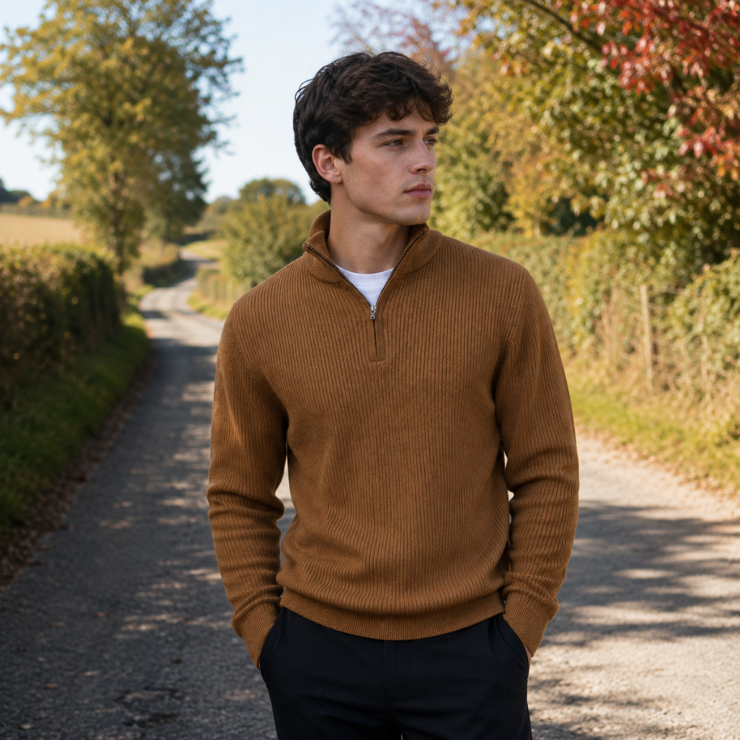 Maglione uomo cammello in maglia a coste con mezza zip chiusa a metà