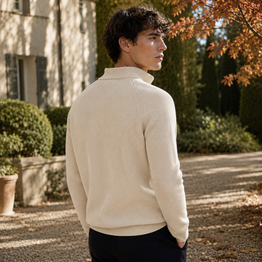 Retro del maglione crema a coste con bordo a coste sul fondo