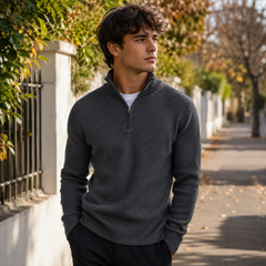 Maglione uomo grigio scuro a coste con collo alto e mezza zip