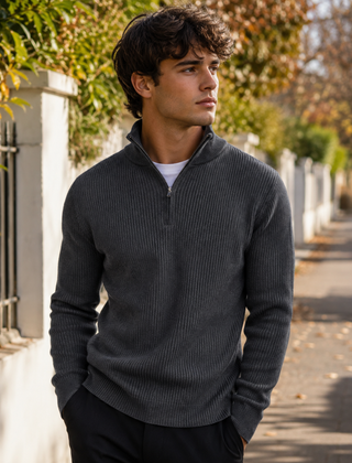 Maglione uomo grigio scuro a coste con collo alto e mezza zip