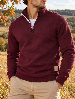 Maglione uomo rosso a mezza zip con collo alto, indossato con pantaloni beige