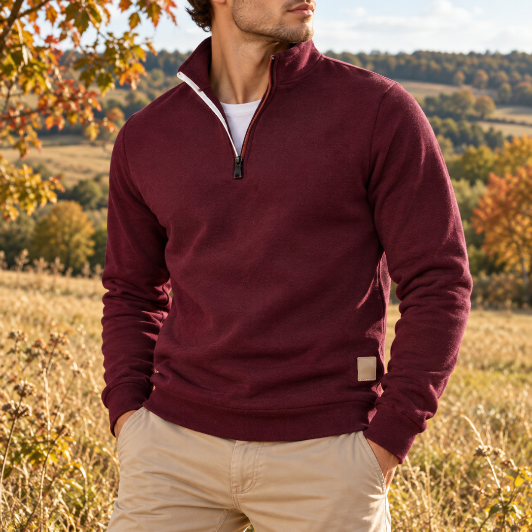 Maglione uomo rosso a mezza zip con collo alto, indossato con pantaloni beige