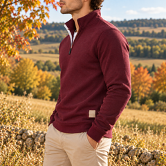 Vista laterale del maglione uomo rosso con etichetta applicata sul fianco