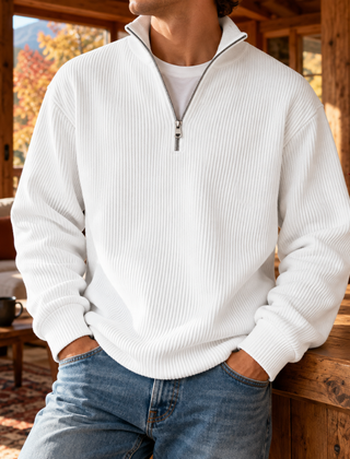 Maglione uomo bianco a coste con mezza zip, indossato su pantaloni chiari