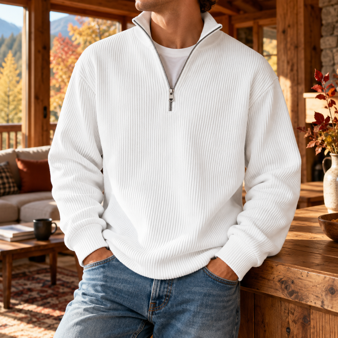Maglione uomo bianco a coste con mezza zip, indossato su pantaloni chiari