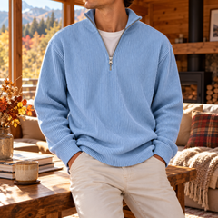 Maglione uomo celeste con mezza zip, collo alto e fondo a costine