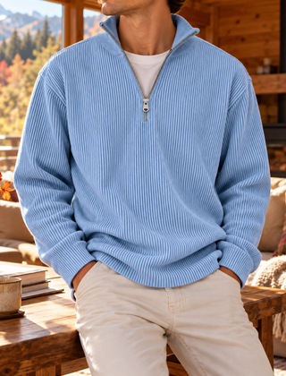Maglione uomo celeste con mezza zip, collo alto e fondo a costine