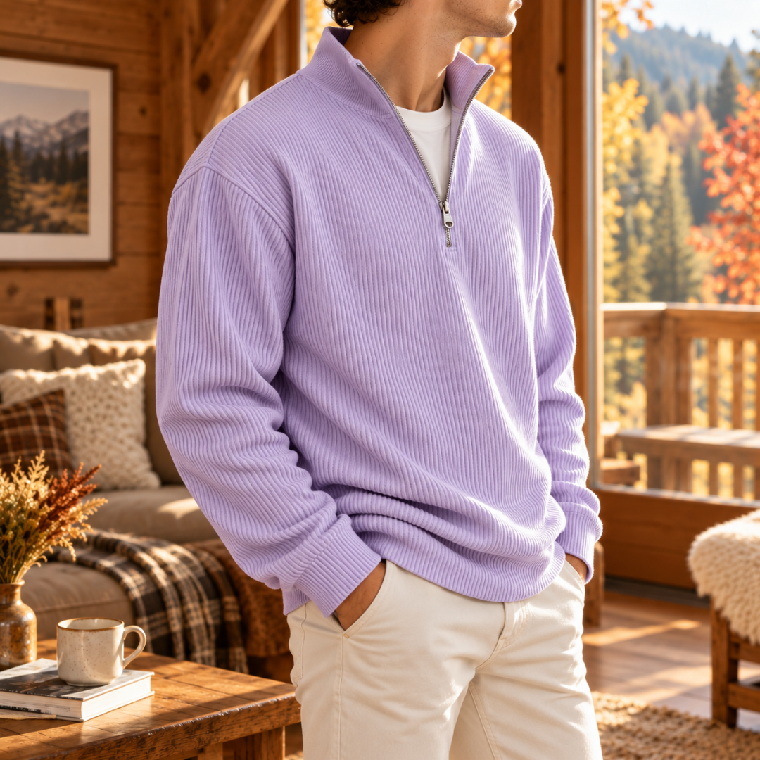 Dettaglio del maglione lavanda con collo alto e cursore della zip in metallo