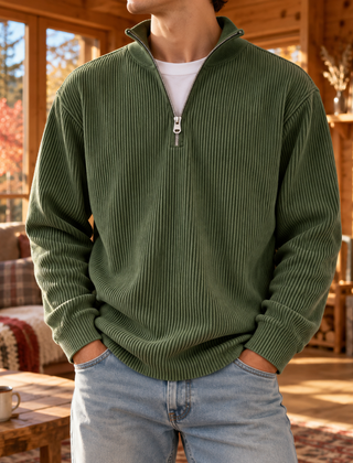 Maglione uomo verde scuro a coste verticali con collo alto e mezza zip