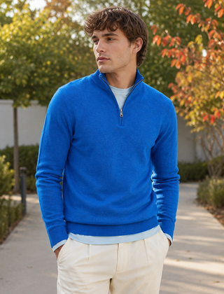 Maglione uomo blu a mezza zip con collo alto e cerniera aperta
