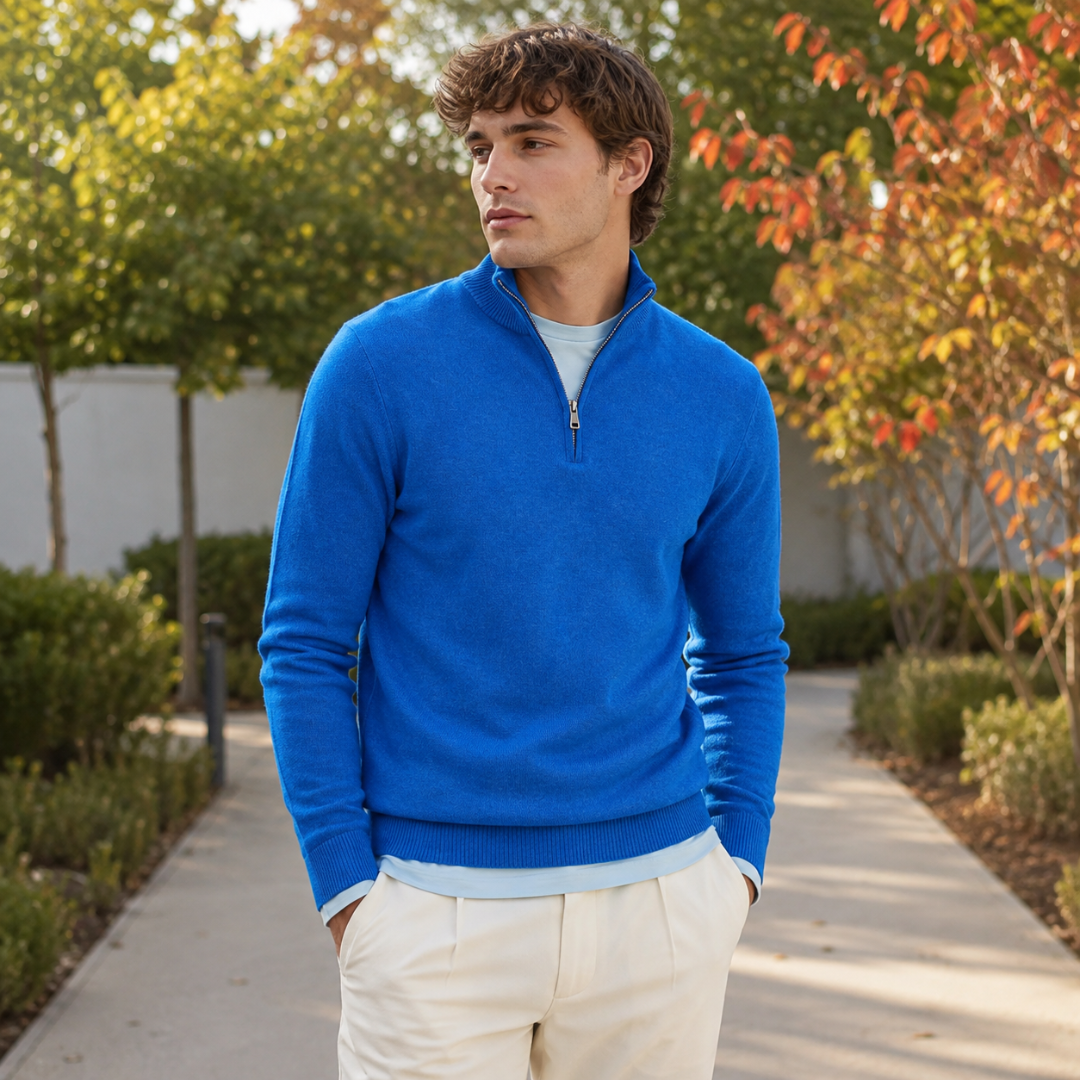 Maglione uomo blu a mezza zip con collo alto e cerniera aperta