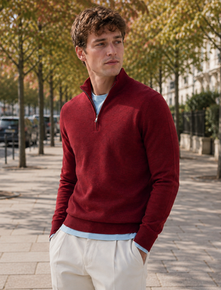 Maglione uomo rosso a mezza zip con collo alto, indossato in strada