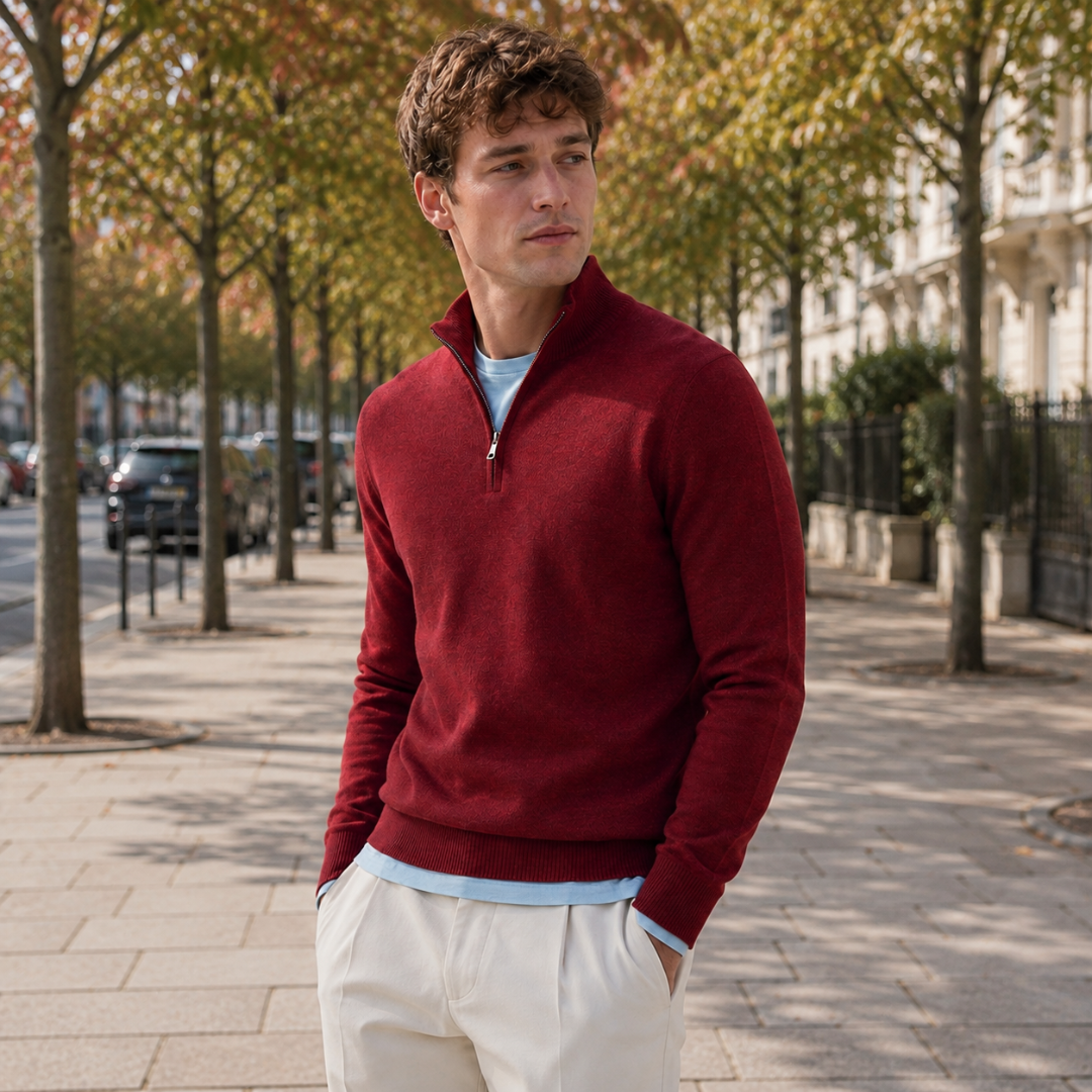 Maglione uomo rosso a mezza zip con collo alto, indossato in strada
