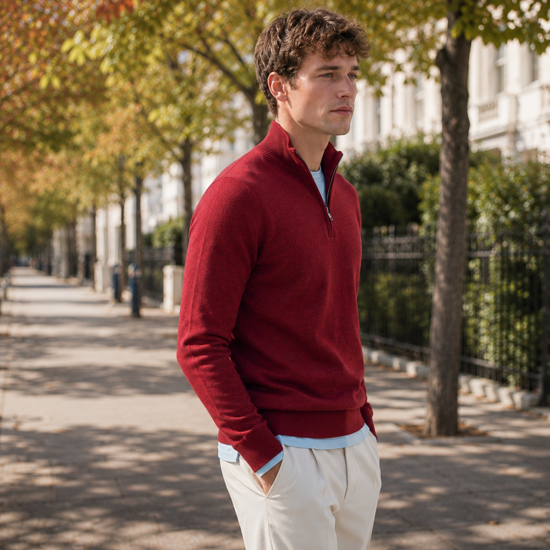 Maglione rosso a mezza zip visto di tre quarti, cerniera aperta sul collo
