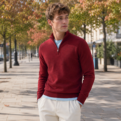 Maglione uomo rosso a mezza zip abbinato a pantaloni bianchi, maniche lunghe
