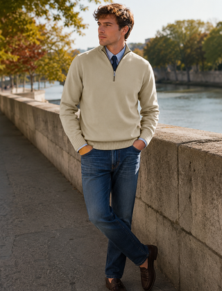 Maglione uomo beige con mezza zip abbinato a pantaloni blu e mocassini marroni