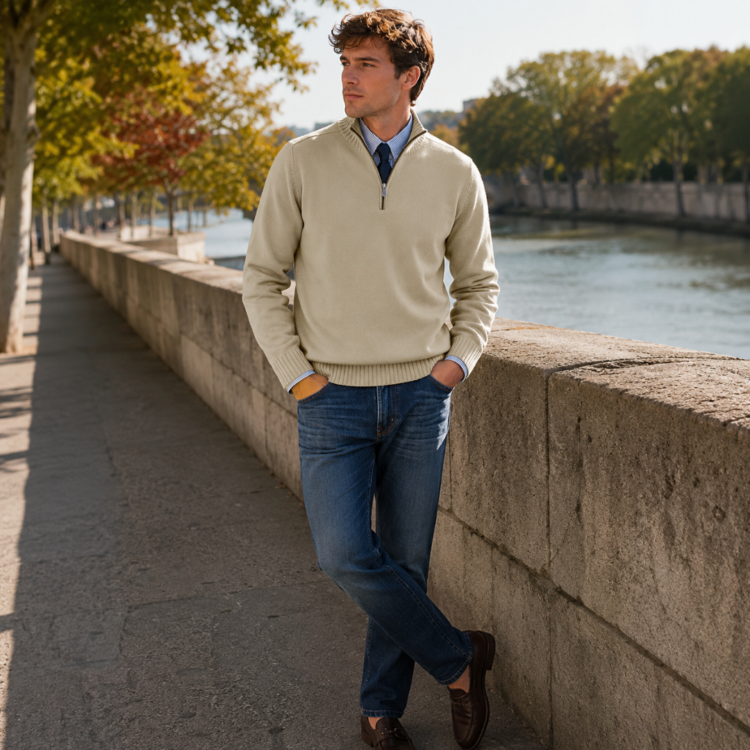 Maglione uomo beige con mezza zip abbinato a pantaloni blu e mocassini marroni