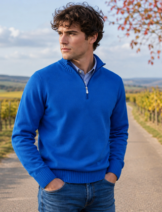 Maglione uomo blu acceso con collo alto e mezza zip tra i vigneti