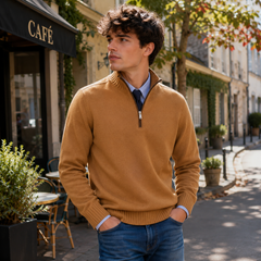 Maglione uomo color cammello a mezza zip indossato su camicia a righe azzurre