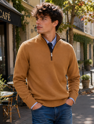 Maglione uomo color cammello a mezza zip indossato su camicia a righe azzurre