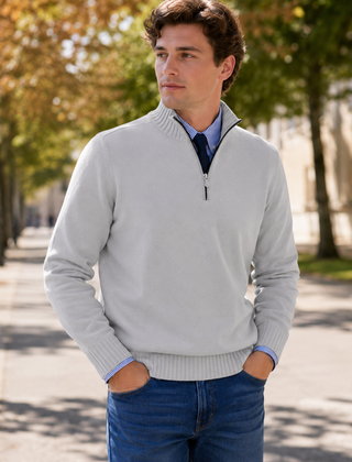 Maglione uomo grigio chiaro a mezza zip con collo alto e cravatta blu