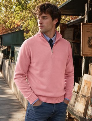 Maglione uomo rosa con mezza zip e bordi a coste davanti a bancarella di libri