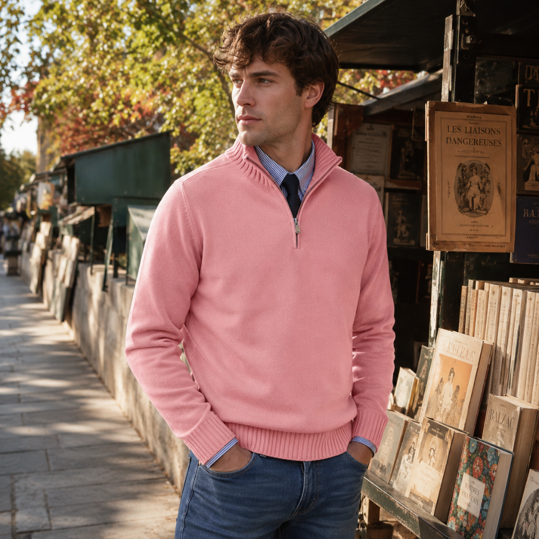 Maglione uomo rosa con mezza zip e bordi a coste davanti a bancarella di libri