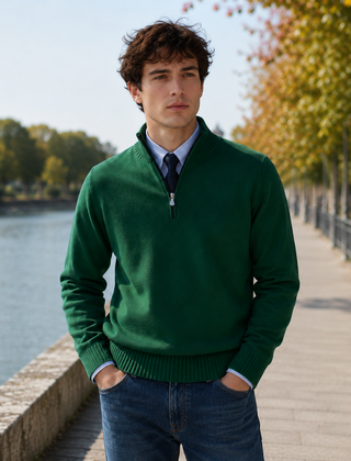 Maglione uomo verde con mezza zip e collo alto indossato su camicia a righe