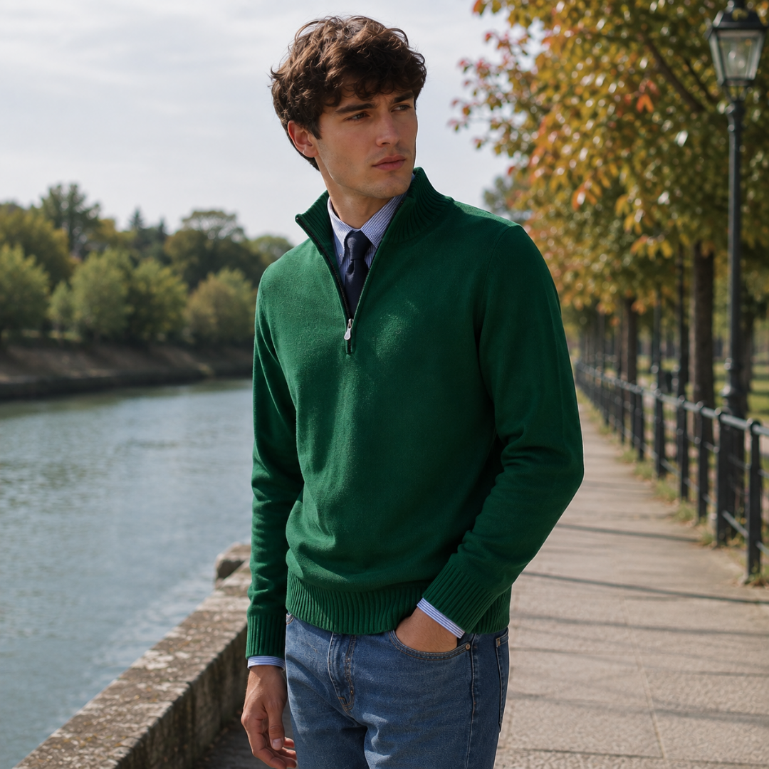 Uomo con maglione verde a mezza zip e bordi a coste sul fondo