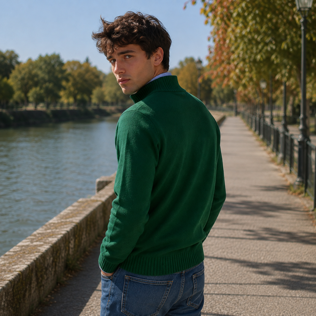 Retro del maglione uomo verde in maglia con collo alto e maniche lunghe