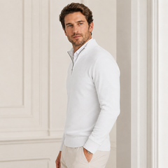 Vista laterale del maglione uomo bianco con cursore metallico e maniche lunghe