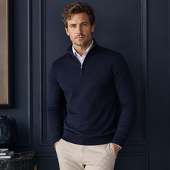 Maglione uomo blu navy a mezza zip con bordi a coste e camicia bianca