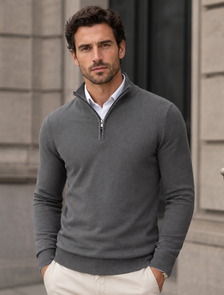 Maglione uomo grigio scuro con mezza zip e collo alto, look urbano