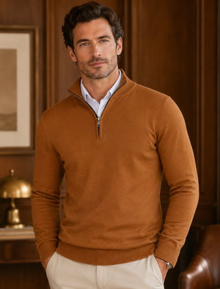 Maglione uomo marrone a mezza zip con camicia bianca sotto il collo