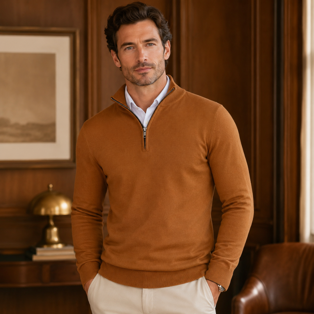 Maglione uomo marrone a mezza zip con camicia bianca sotto il collo