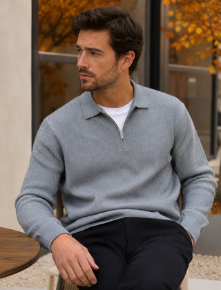 Maglione uomo grigio a coste con zip corta indossato con pantaloni neri