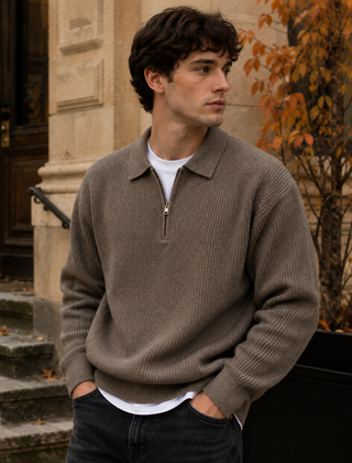 Maglione uomo marrone a coste con mezza zip aperta e colletto a polo